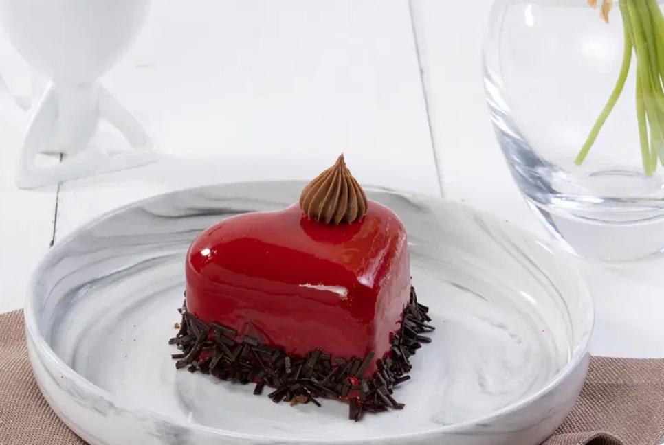 Kırmızı Kalpli Pasta